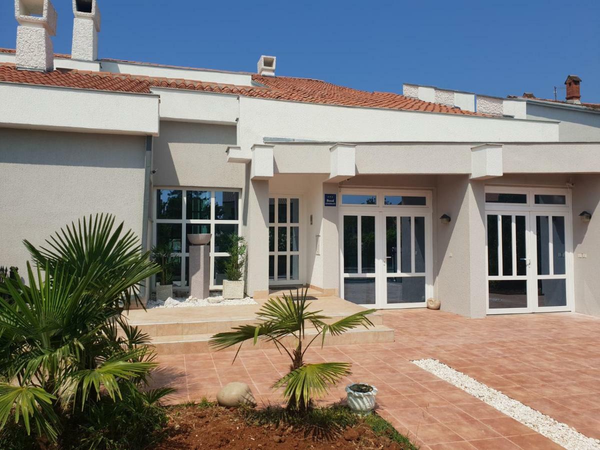 Grey Pearl With Free Ev Ch-Station Apartment Valbandon Екстериор снимка